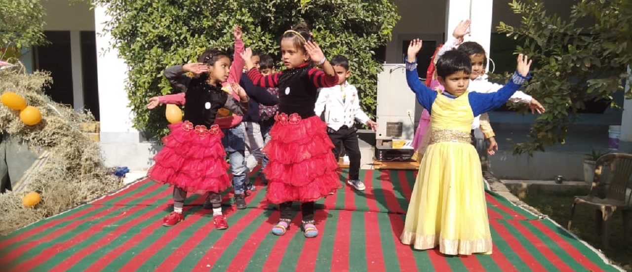 Cute and funny dance by Kids